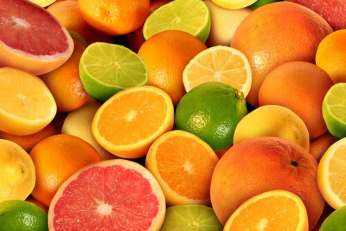 En rekke sitrusfrukter.