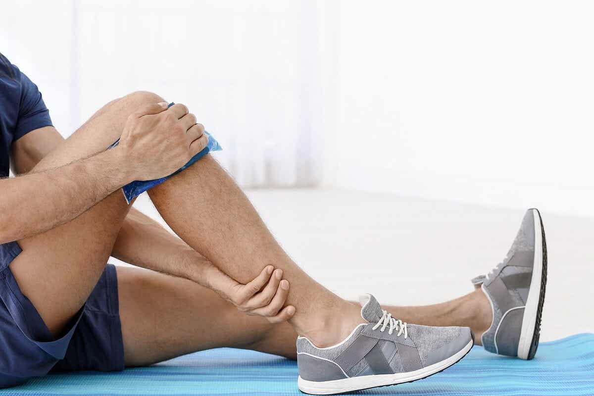 En mand påfører kulde på benet