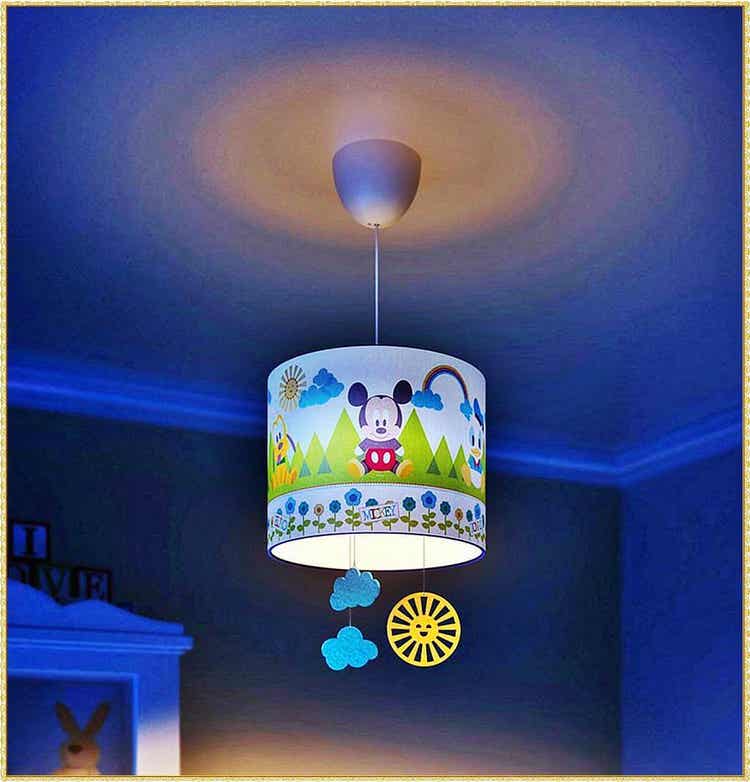 Ein Mickey-Mouse-Lampenschirm im Kinderzimmer.