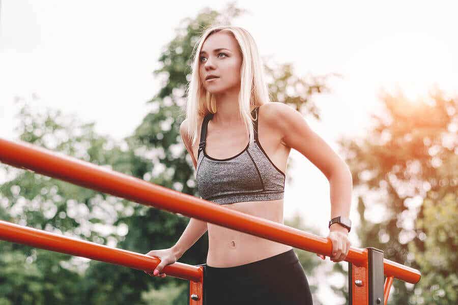 Kvinde laver tricep dips udenfor