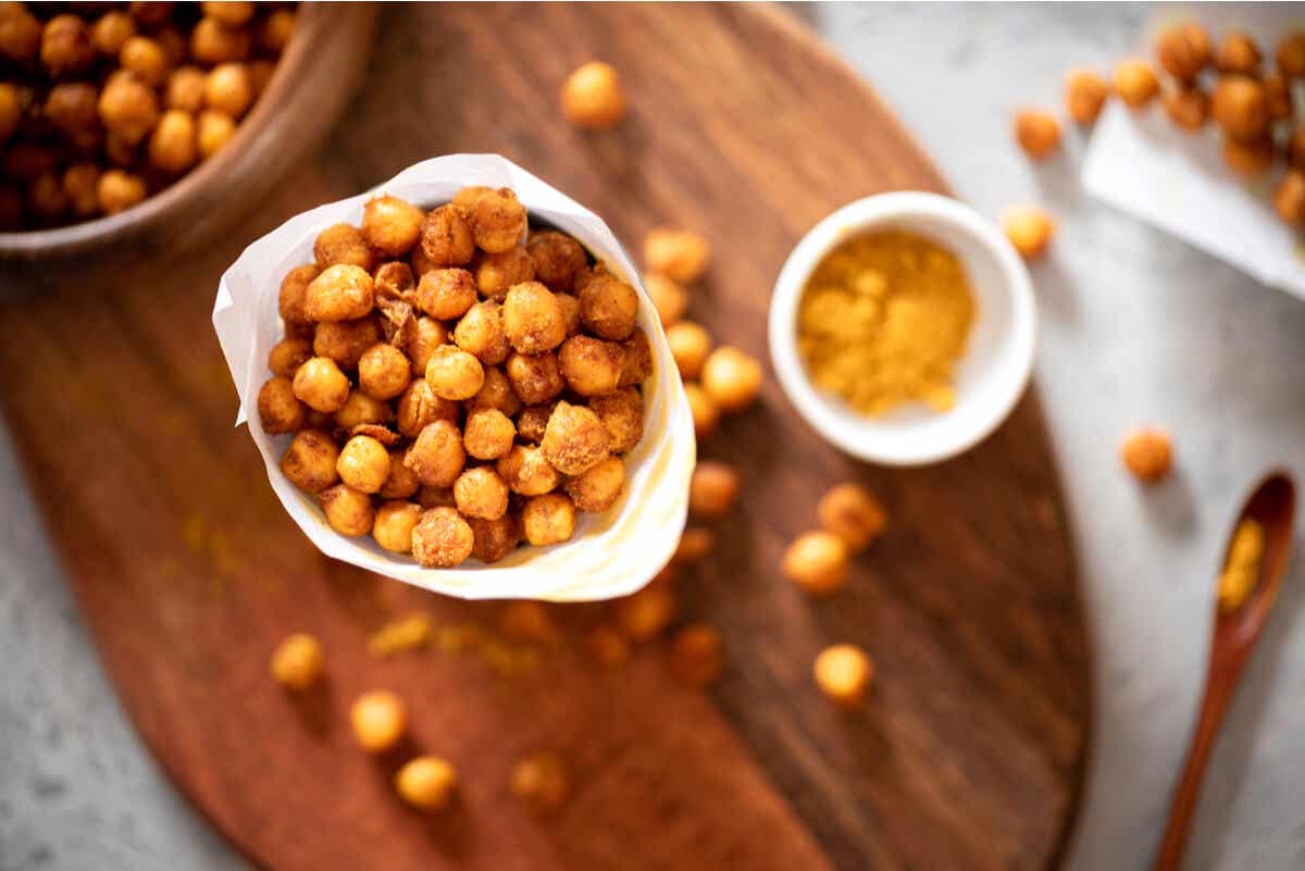 A bowl of roasted chickpeas.