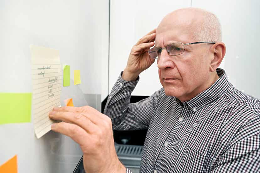 رجل مسن يعاني من فقدان الذاكرة ينظر إلى القائمة.