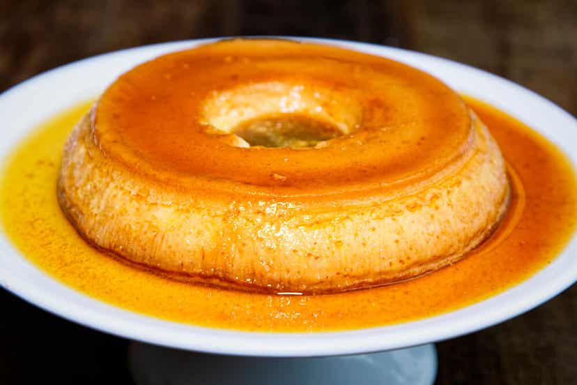 Ein Teller mit hausgemachtem Walnuss-Flan