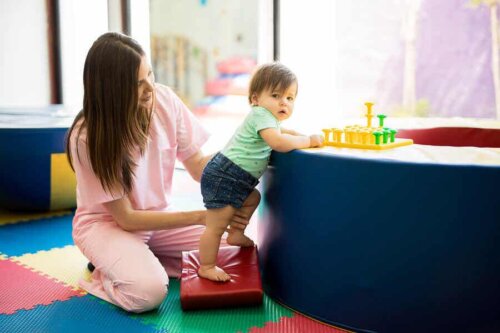Kind mit seiner Mutter beim Klettern in einer Spielecke