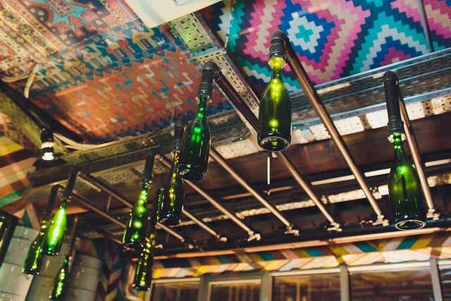 Eski yeşil şişelerden yapılmış abajurlar.