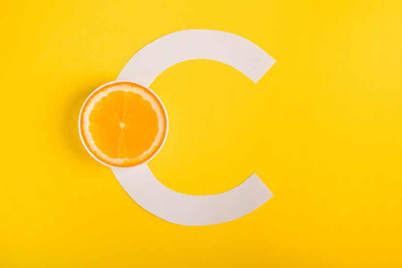 Büyük bir C harfi üzerinde oturan turuncu bir yarım.