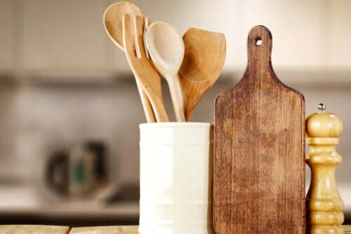 How to Wash and Disinfect Wooden Kitchen Utensils