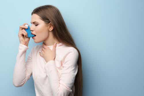 Zu wenig Schlaf verschlimmert Asthma - Frau mit Asthmaspray