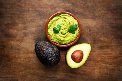 Avocado og en skål guacamole