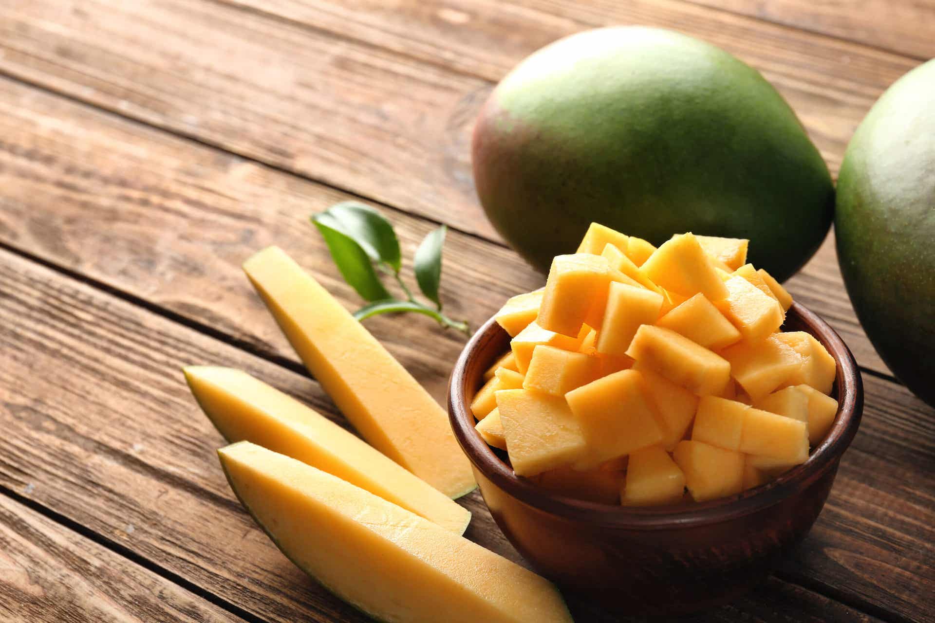 Mango hakket og skåret på et træbord