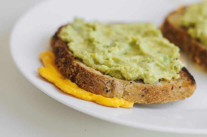 Avocado auf Quinoa-Brot