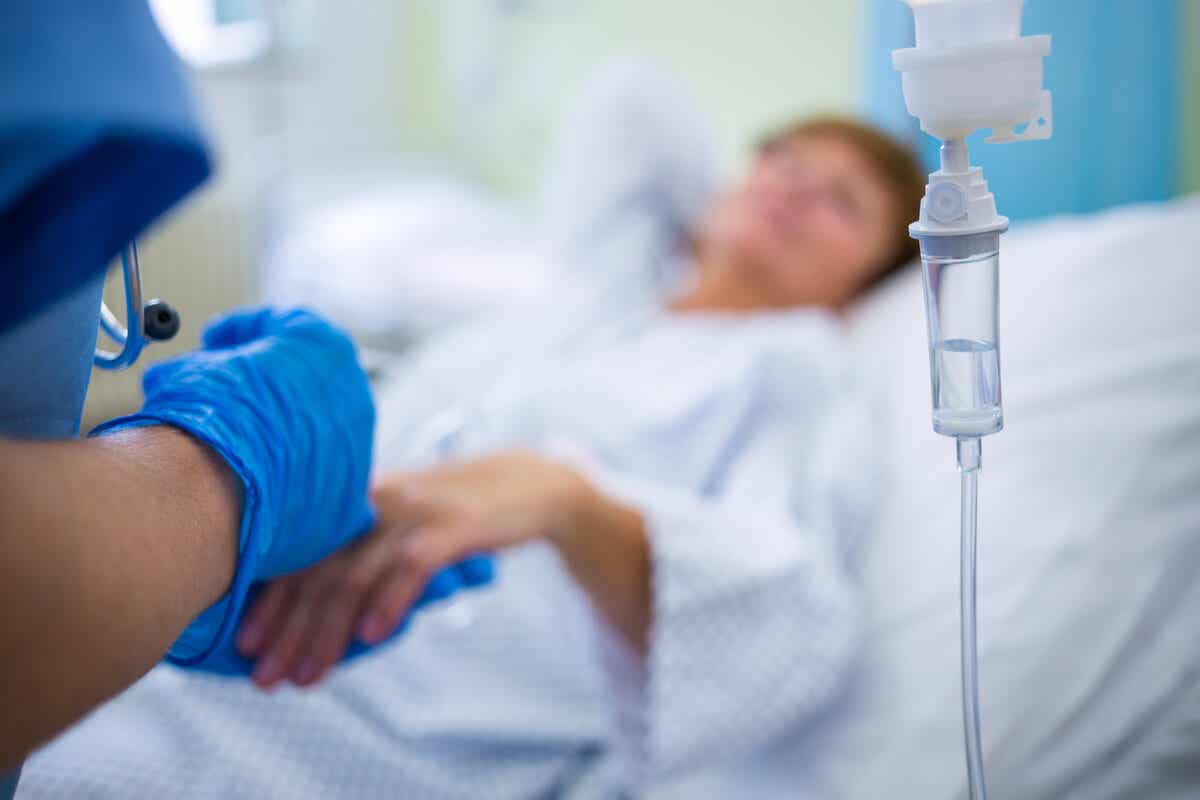 Eine Krankenschwester kümmert sich um eine Frau im Krankenhaus.