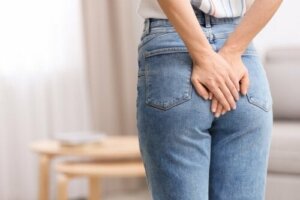 Tying a Hemorrhoid With an Elastic Band: What's the Procedure?