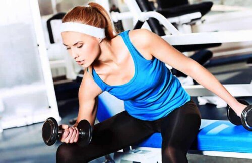 Kvinde udfører cluster træning