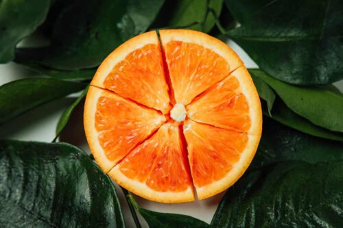 Hausmittel aus Orangen - eine Orangenhälfte