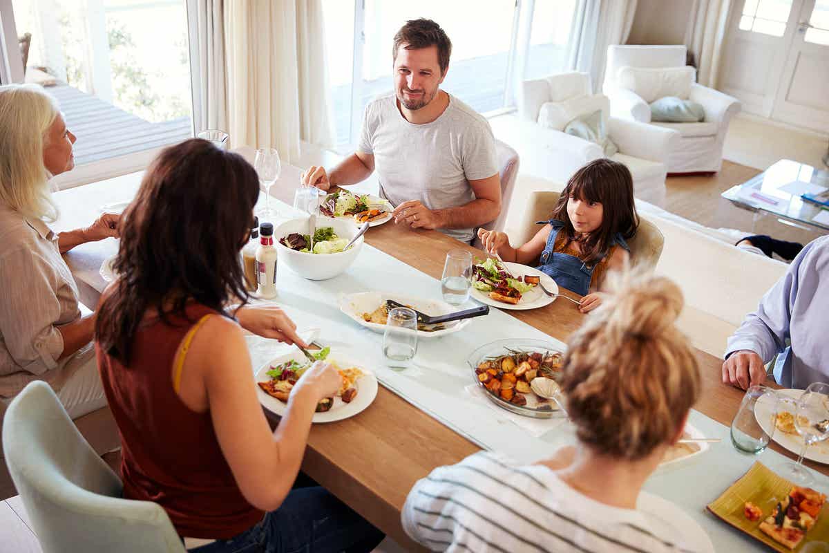 Akşam yemeğini birlikte yiyen bir aile.