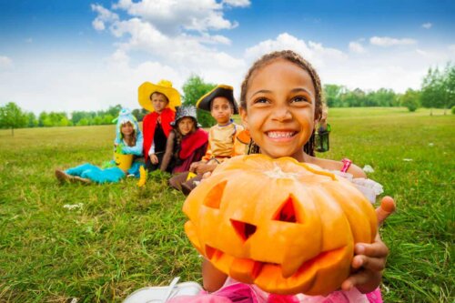 En gruppe barn som nyter Halloween.