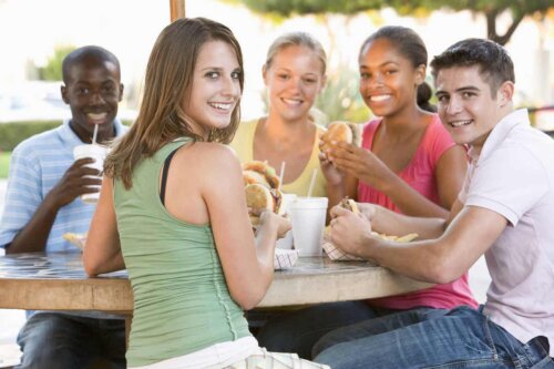 En gruppe teenagere spiser sammen