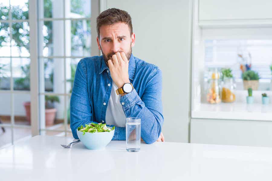 Warum Stress den Appetit steigert - nervöser Mann