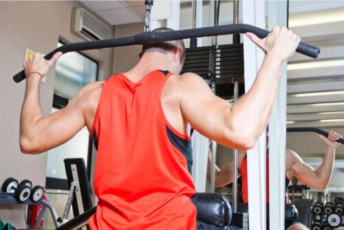 En mann som prøver å forbedre fotballkampen utenfor banen.