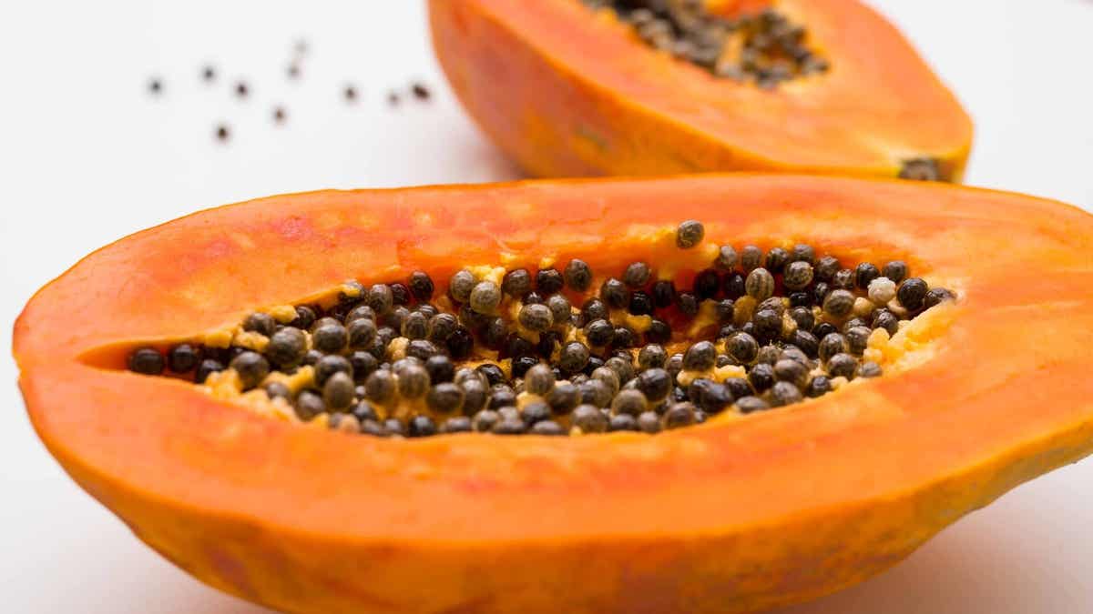 En papaya skåret i halve