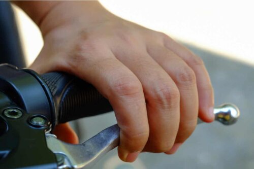 5 Tipps für die Motorradwartung zu Hause - Mann prüft Bremse