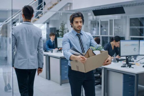 Entscheidungen im Leben - Mann verlässt ein Büro