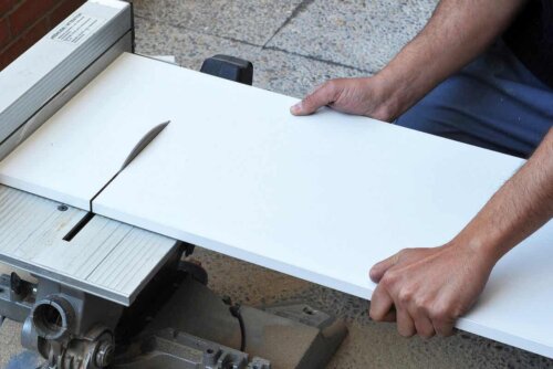 En person som lager kjøkkenmøbler.