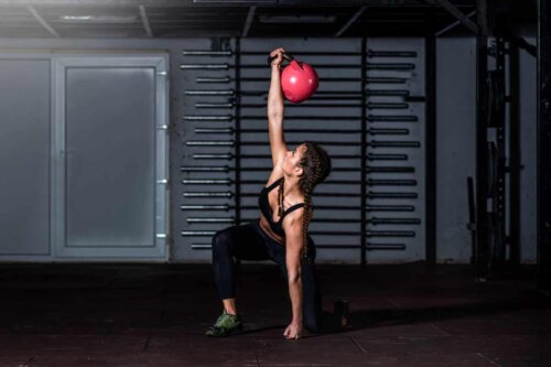 Bir bükülme yapan bir kadın.