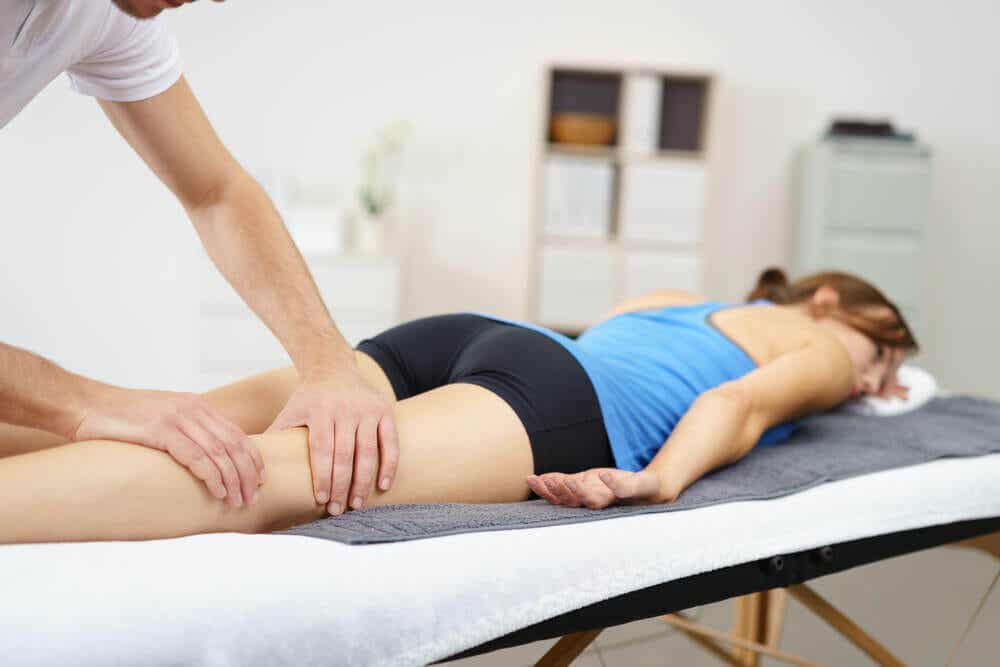 Vrouw wordt gemasseerd