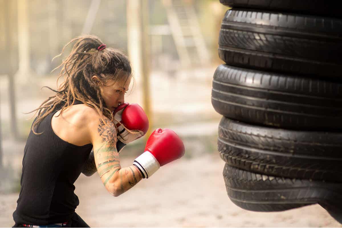 Kobieta ćwicząca boks