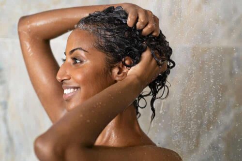 Eine Frau wäscht sich die Haare mit Zwiebelshampoo