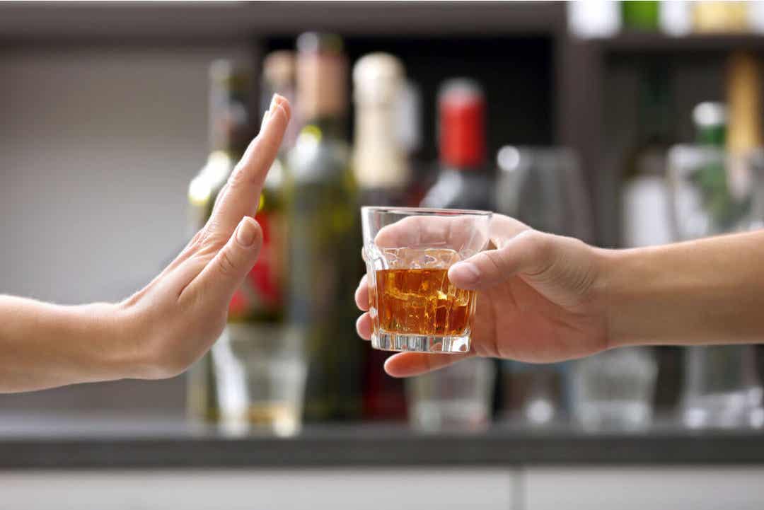 En kvinde, der afviser en alkoholholdig drink