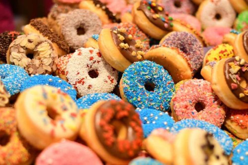 Et sortiment af donuts