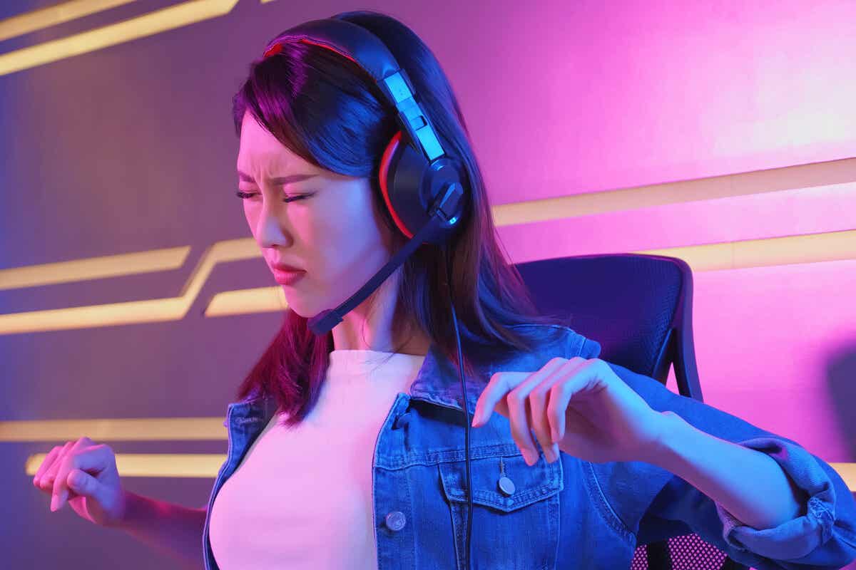 En kvinnelig spiller som opplever ryggsmerter.