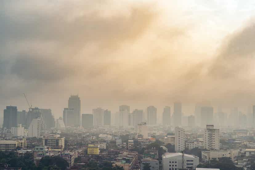 Μια πόλη καλυμμένη από αιθαλομίχλη.