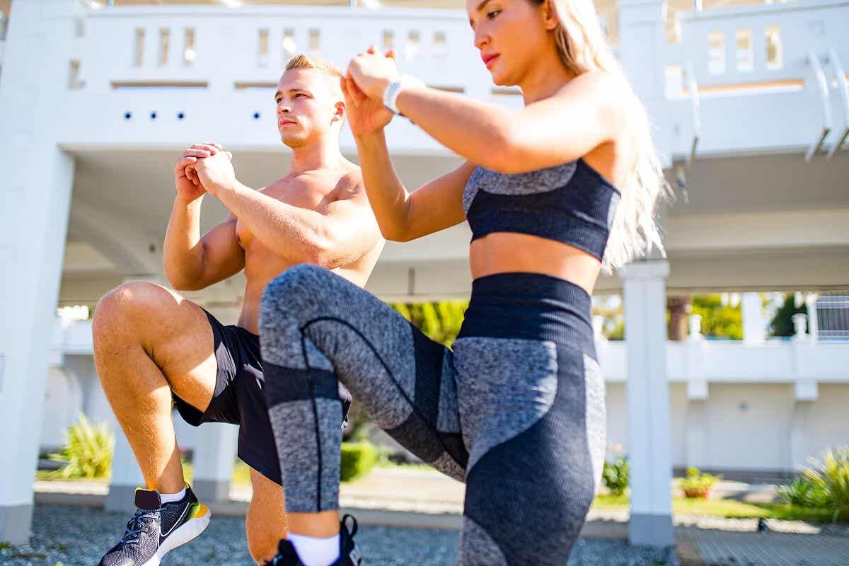 En mann og en kvinne som løfter kneet.