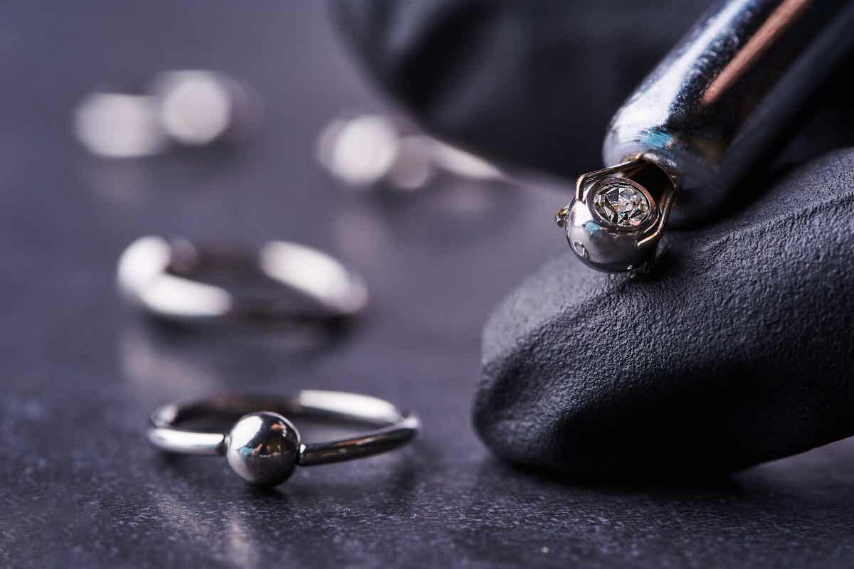 Piercing malzemeleri.