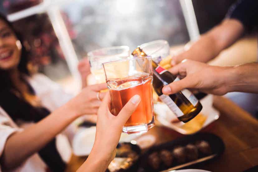 Wie Alkohol das Immunsystem beeinflusst - Freunde, die mit Alkohol anstoßen.