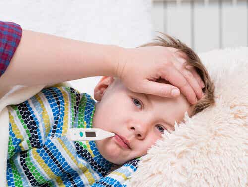 Lungenentzündung bei Kindern - kleiner Junge mit Fieber