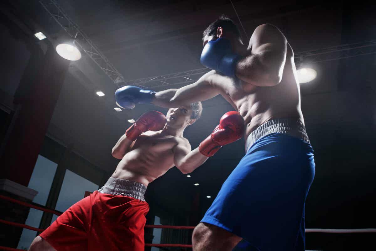 Dwóch mężczyzn boksujących