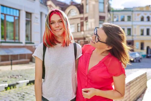 To kvinder står tæt