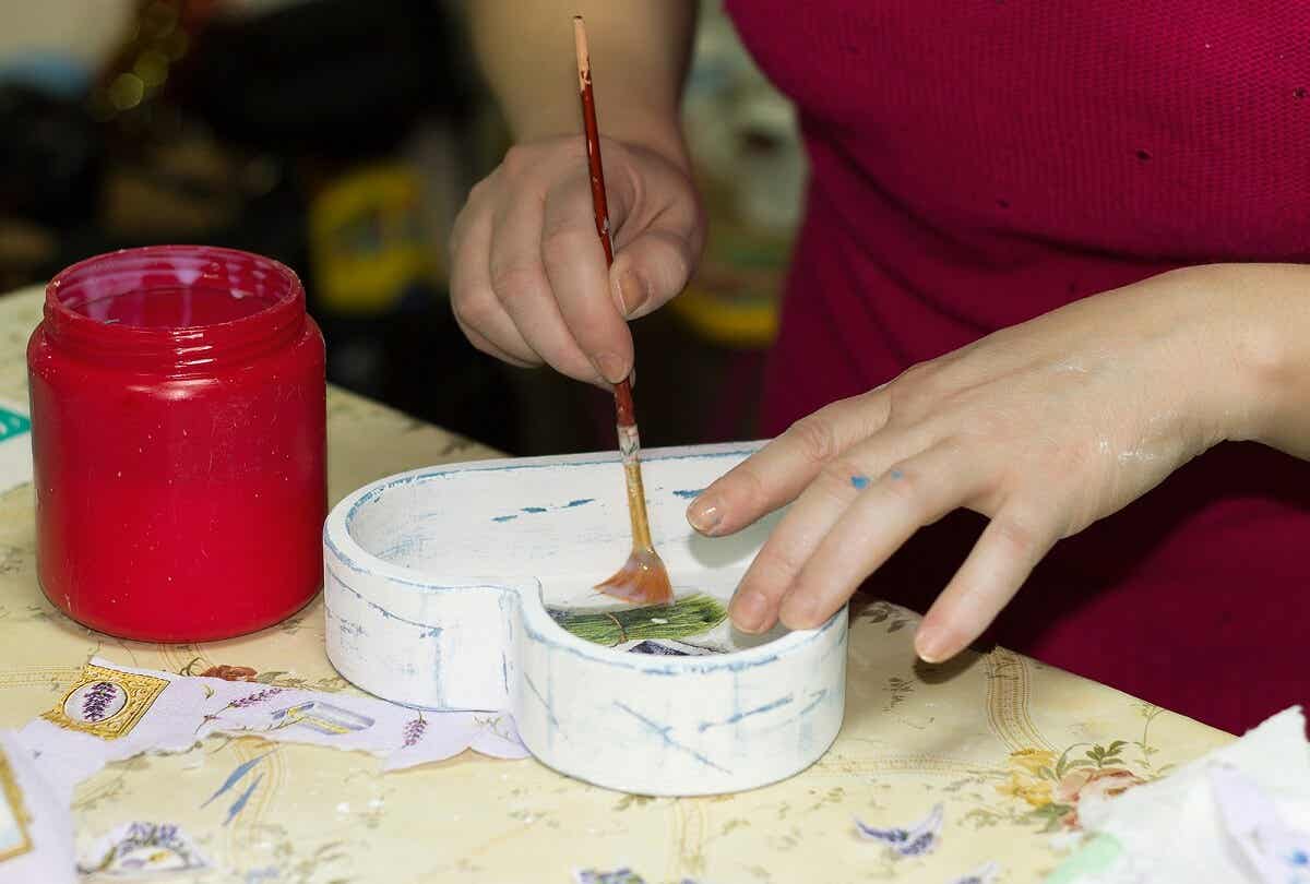 Kvinde maler med Mod Podge