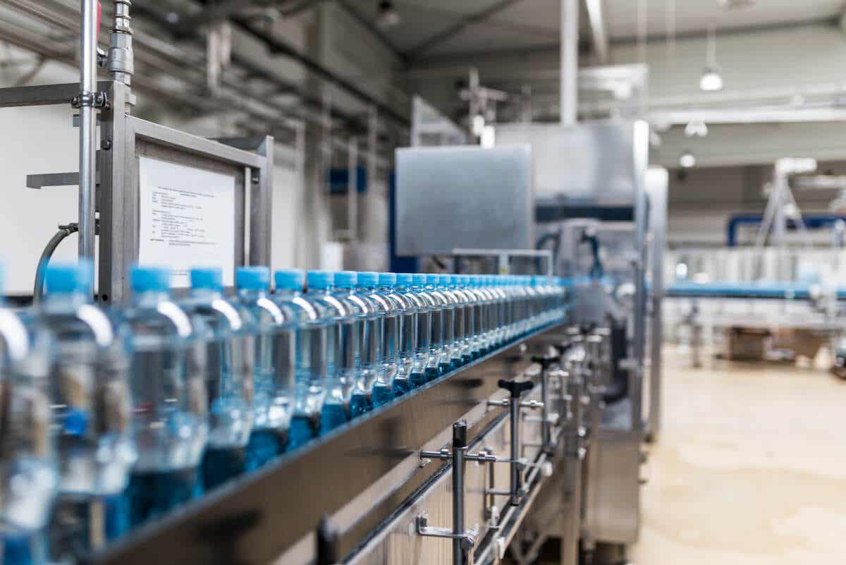 Fabrik laver vand på flaske
