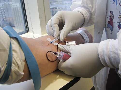 En sykepleier som tegner blod.