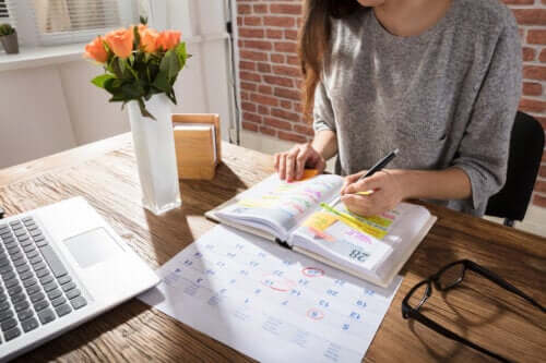 Kvinde med kalender planlægger