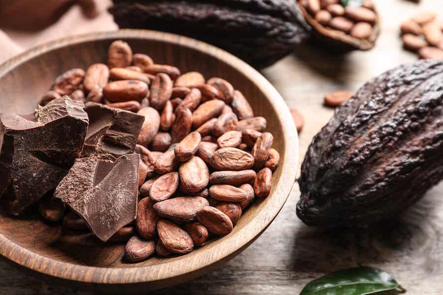 Kakaobønner med bearbeidet kakao.