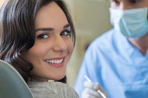 En kvinne som får renset tennene hos tannlegen.