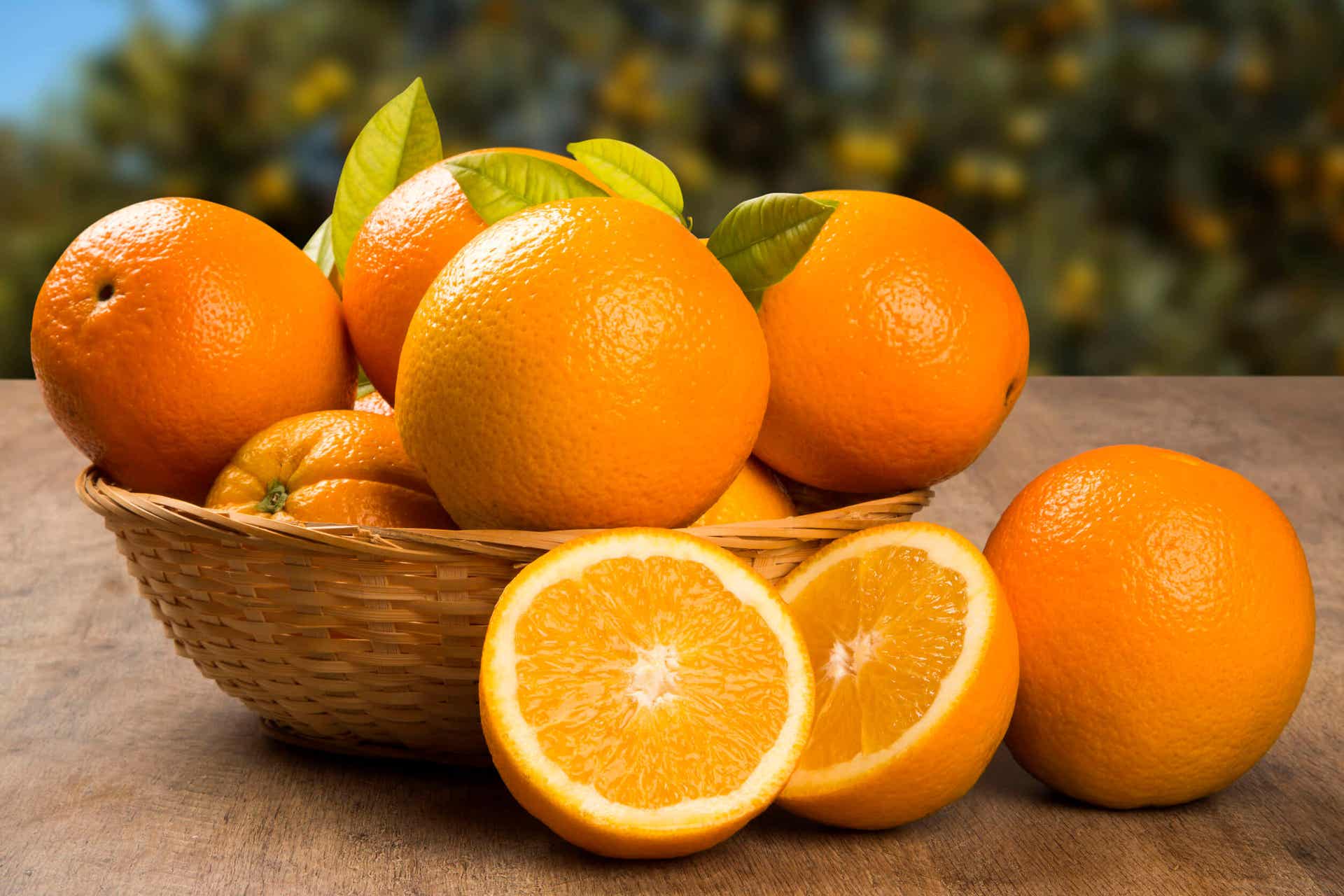 En kurv med friske appelsiner