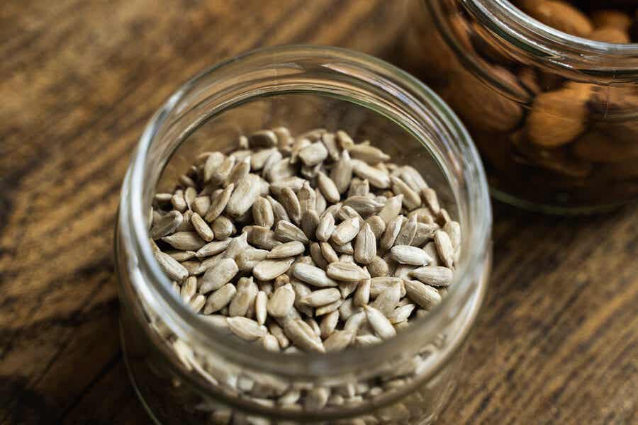 En krukke med solsikkefrø.